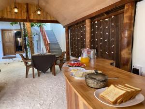 una cucina con un bancone con del cibo sopra di INFINITE LAGOON a Mandhoo