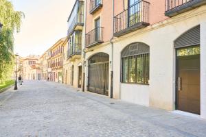 una strada vuota in una città con edifici di Alojamiento Centro Histórico Universidad S15 a Salamanca