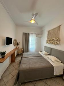 Postel nebo postele na pokoji v ubytování Anthousa Hotel