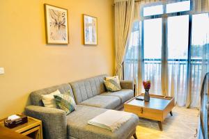 un soggiorno con un divano e un tavolo di Homey Haven Lakeside Condo in Entebbe a Entebbe