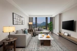 Televiisor ja/või meelelahutuskeskus majutusasutuses Qingshan Lake Tianlan Hotel Hangzhou