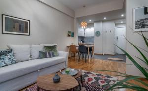 A seating area at Absolute Athens Apartments