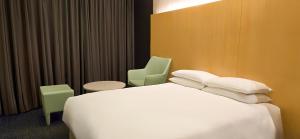 Un pat sau paturi într-o cameră la Hotel Midcity Myeongdong