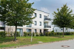 un condominio con alberi di fronte di Idyllische-Ferienwohnung-am-Schaalsee-Natur-und-Erholung-pur a Zarrentin