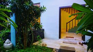 Taman di luar Hotel Planet Residency