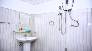 Bilik mandi di Hotel Planet Residency