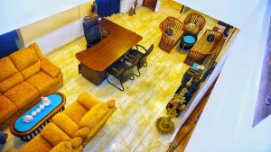 Ruang duduk di Hotel Planet Residency