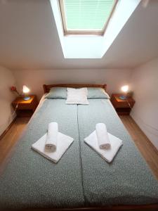een slaapkamer met een bed met drie handdoeken erop bij Apartman PETRA ZABOK in Zabok +44 foto's