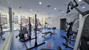 Fitness centrum a/nebo fitness zařízení v ubytování Heart-Captivating Studio in Shamal Waves 2