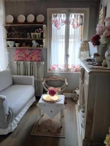a living room with a couch and a table at La Casetta Retrò in Este