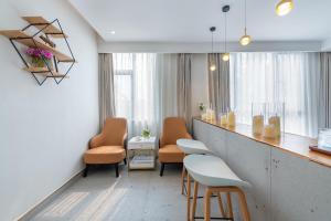 Χώρος καθιστικού στο Tianya Jingxi Seaview Inn in Sanya