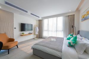 Μια τηλεόραση ή/και κέντρο ψυχαγωγίας στο Tianya Jingxi Seaview Inn in Sanya