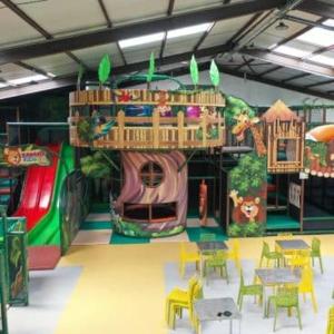 een speelkamer voor kinderen met een speelhuis en een speeltuin bij La cigogne d'Alsace 2 in Sélestat