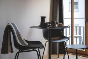 a table and two chairs in a room with a window at Klara Rooms in Trittenheim