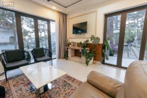 TV a/nebo společenská místnost v ubytování Faru Pine Woods Villa