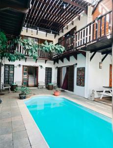 Bazén v ubytování Sannyasa Wellness and Spa nebo v jeho okolí