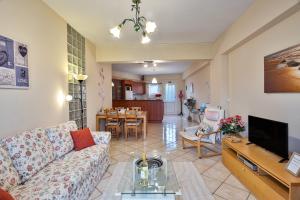 salon z kanapą i jadalnią w obiekcie House of Velenia - 2 Bedroom apartment near old town, airport and bus station w Korfu