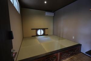 an empty room with a small window in the wall at 火口に最も近い桜島のゲストハウスikoてらす in Kagoshima