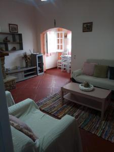 Myrto's house في لياباديس: غرفة معيشة مع أريكة وطاولة قهوة