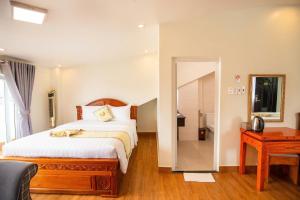Ένα ή περισσότερα κρεβάτια σε δωμάτιο στο Thanh Do Hotel