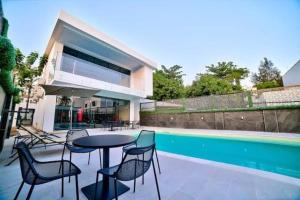 Bazén v ubytování Sleak condo nebo v jeho okolí