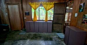 Majoituspaikan J Travel Trail Inn in Hubangon, Mahinog, Camiguin keittiö tai keittotila