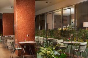 A restaurant or other place to eat at NH Catania Centro
