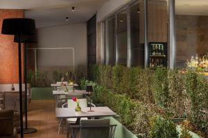 A restaurant or other place to eat at NH Catania Centro