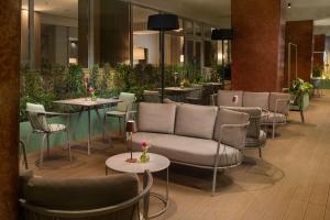 A seating area at NH Catania Centro