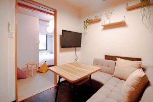 Kyōtoにあるゲストハウス愛の家 Guesthouse Ainoieのソファとテーブルのあるリビングルーム +23枚の写真