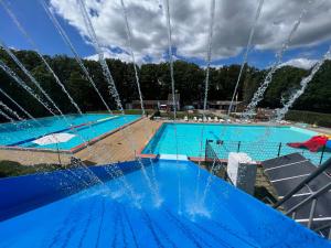 a large pool with water shooting into the air at De Orangerie in Loenen