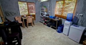 Majoituspaikan J Travel Trail Inn in Hubangon, Mahinog, Camiguin keittiö tai keittotila