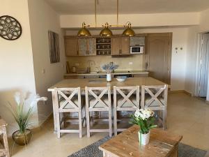 Køkken eller tekøkken på vintage sea view apartment