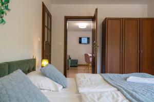 Ένα ή περισσότερα κρεβάτια σε δωμάτιο στο Apartament z tarasem w Willi Wieżyczki