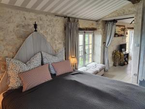 ein Schlafzimmer mit einem großen Bett und Kissen in der Unterkunft Le Mas Saint Pierre in Roquefort-les-Pins