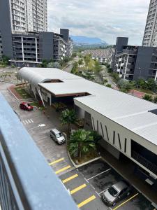 ein Gebäude mit auf einem Parkplatz geparkten Autos in der Unterkunft Pink Castle Adelia Bangi Avenue in Kampong Batu Lima Bangi