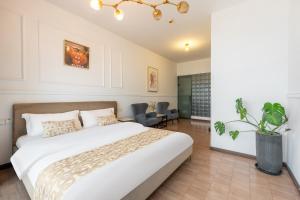 Postel nebo postele na pokoji v ubytování Lsles Designer River View B&B