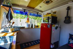 Dapur atau dapur kecil di Baan Bus 81/11 Krabi