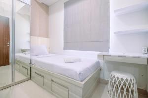 Postel nebo postele na pokoji v ubytování Comfy and Modern 2BR at Transpark Cibubur Apartment By Travelio + 25 fotografií