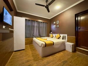 una camera da letto con un letto e una TV di Hotel Jafson Accommodates a Srinagar