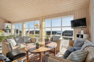 Una sala de estar con sofás y una mesa. en Lovely Holiday Home With Sea View, en Faaborg