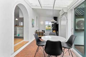 Fotografie z fotogalerie ubytování Lovely House By The Water With Cozy Courtyard v destinaci Thyholm + 18 fotografií