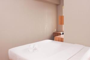 Letto o letti in una camera di Fancy and Comfy 2BR Apartment at Springlake Summarecon By Travelio
