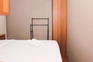 Letto o letti in una camera di Fancy and Comfy 2BR Apartment at Springlake Summarecon By Travelio