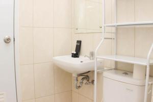 Foto dalla galleria di Fancy and Comfy 2BR Apartment at Springlake Summarecon By Travelio a Bekasi