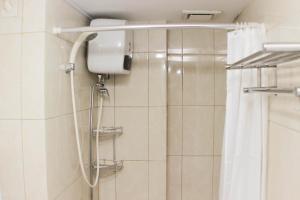 Bagno di Fancy and Comfy 2BR Apartment at Springlake Summarecon By Travelio