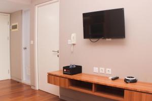 TV o dispositivi per l'intrattenimento presso Fancy and Comfy 2BR Apartment at Springlake Summarecon By Travelio