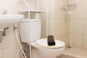 Bagno di Fancy and Comfy 2BR Apartment at Springlake Summarecon By Travelio