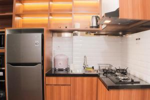 Cucina o angolo cottura di Fancy and Comfy 2BR Apartment at Springlake Summarecon By Travelio