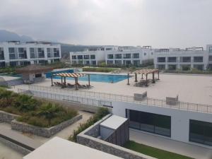 un complesso di appartamenti con piscina e edifici di Beachfront Penthouse Studio Apartment, Eco Wellness Resort, Heated Pool a Kyrenia Altre 9 foto